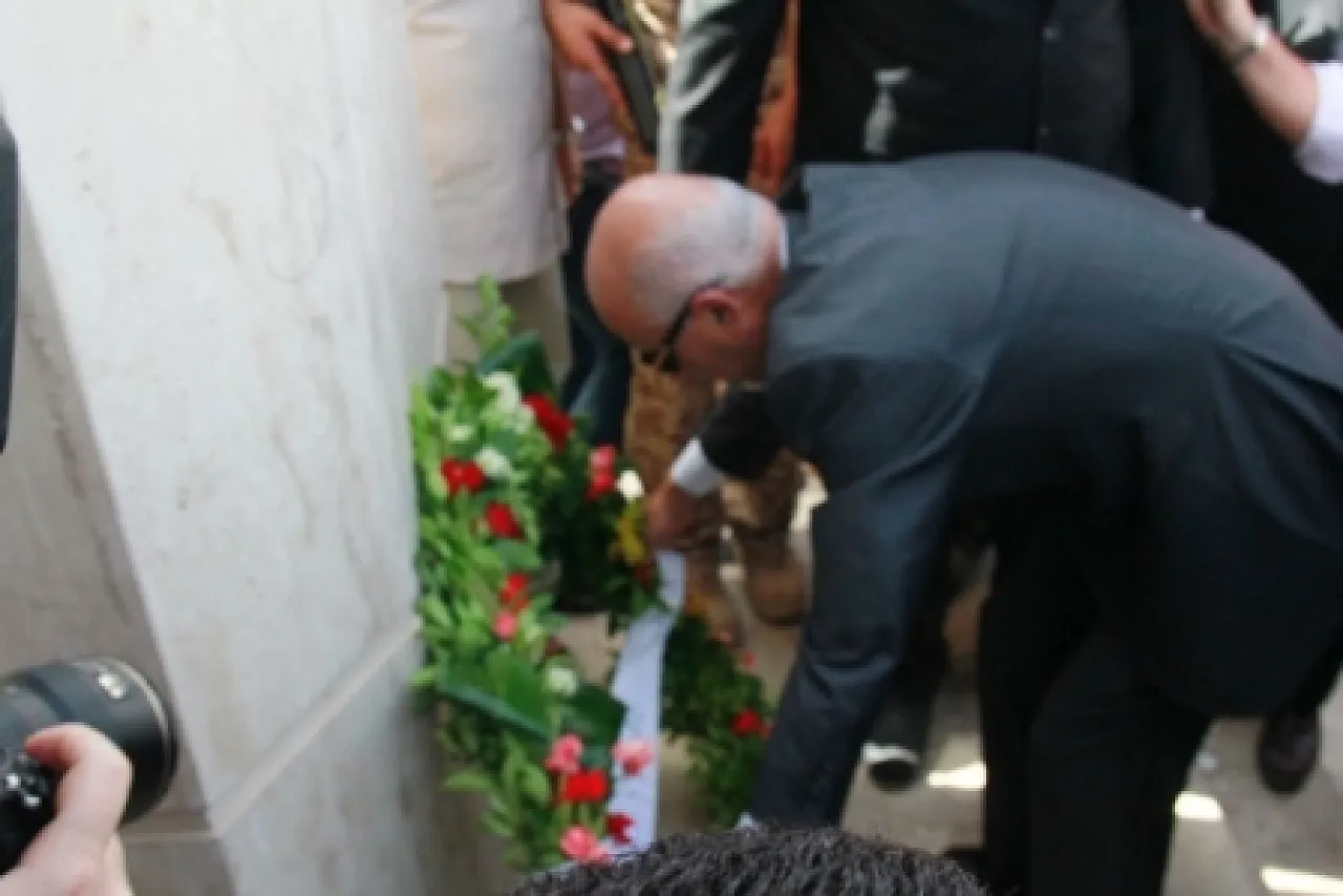 Magarief laying a wreath to the murdered men in Benghazi