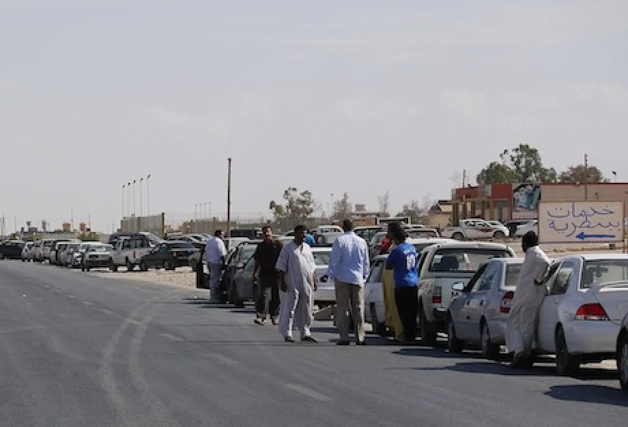BaniWalidIII Customers queue for fuel. Deliveries of petrol have started to resume following the partial lifting of a recent blockade. (Photo: George Grant)