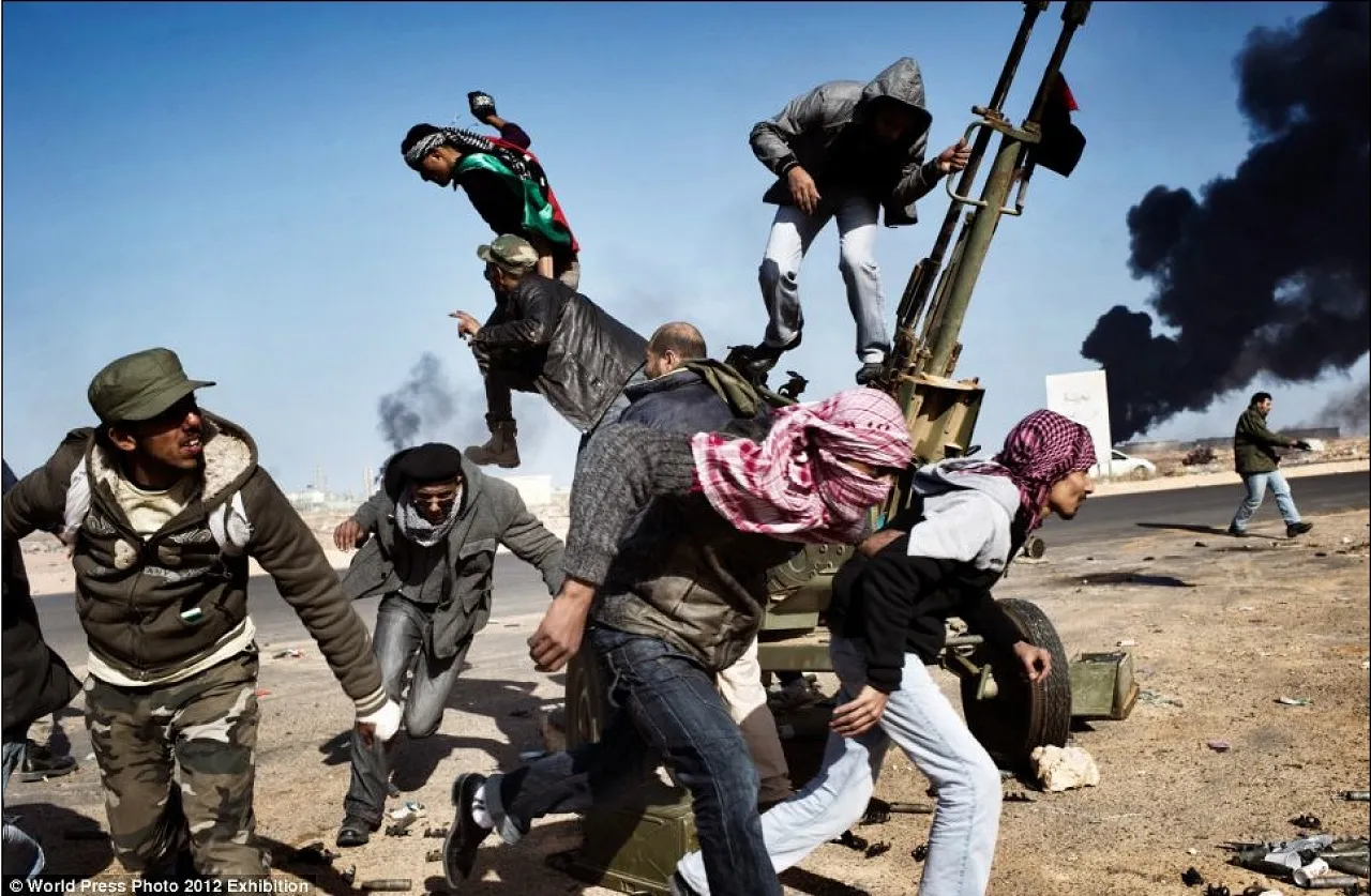 flinching fighters Yuri Kozyrev's award-winning shot ‘On Revolution Road’