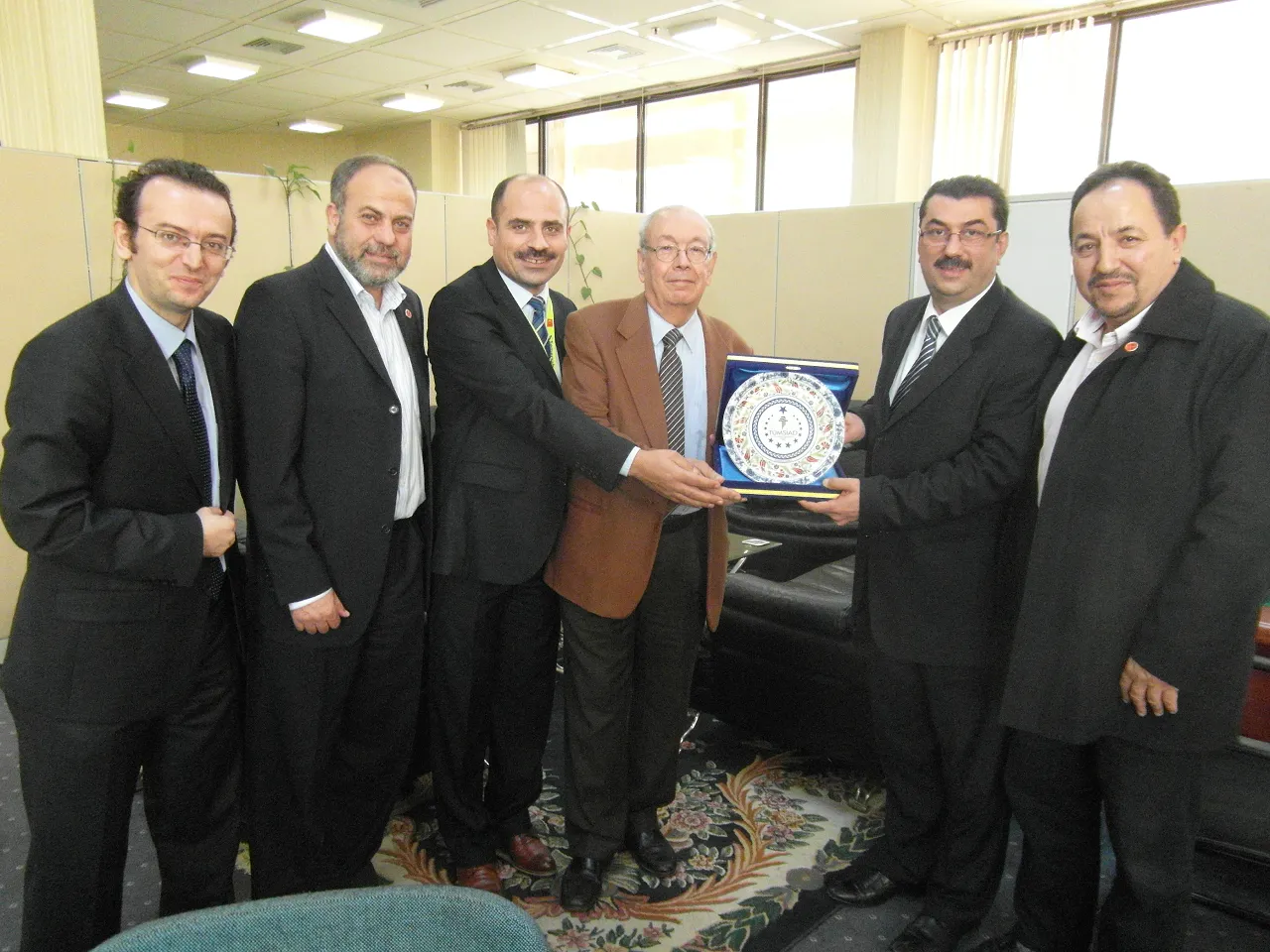 SAM_0869 The Turkish delegation visits the Libyan Businessmen Council and presents them with a commemorative plaque (Photo: Sami Zaptia)