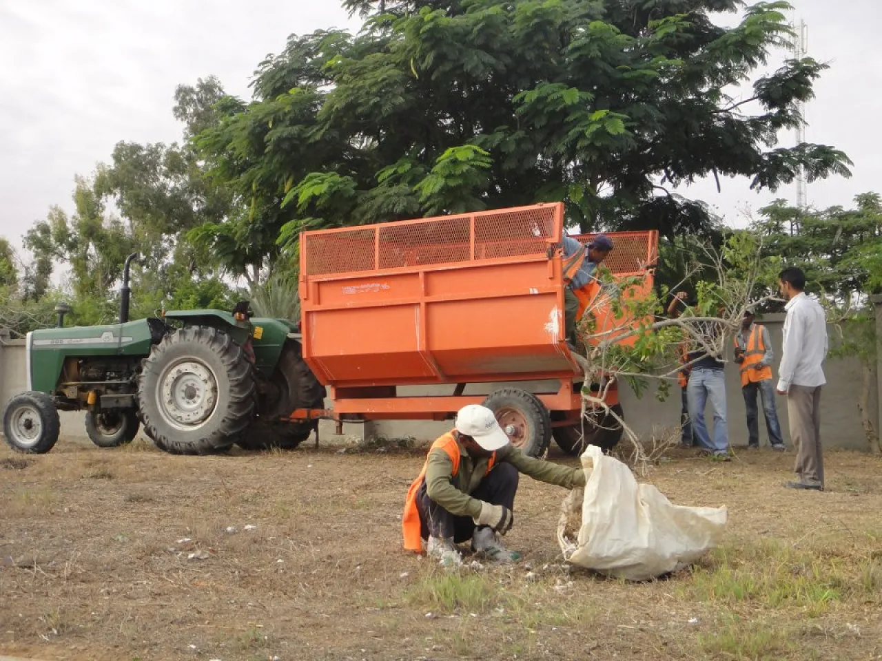 Public works employees clean garden near Sirte University. (Photo: Sirte News &amp; Forum)