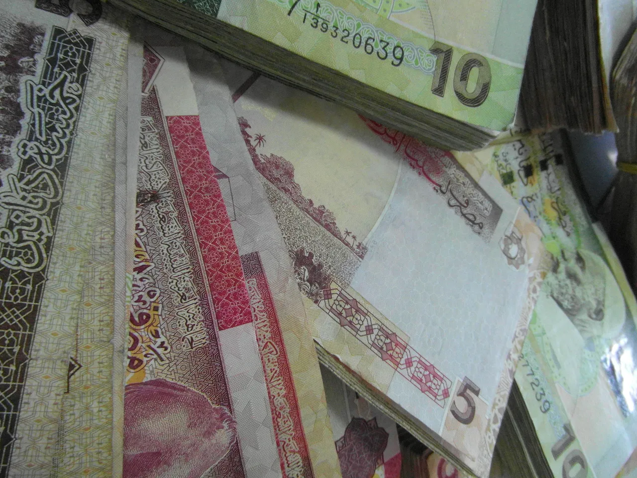 Libyan dinar in short supply (File photo).