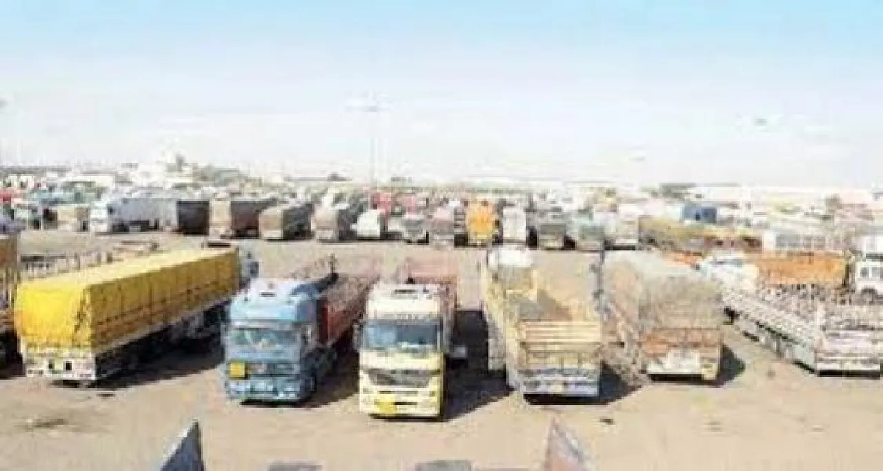 Tricks border 2 Trucks held up at the Egyptian-Libyan border in February