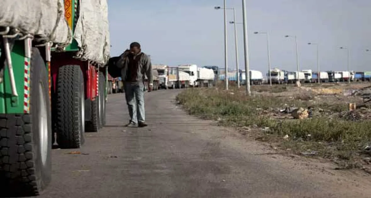 The Egyptian authorities are now turning back trucks hoping to enter Libya because of congestion The Egyptian authorities are now turning back trucks hoping to enter Libya because of congestion