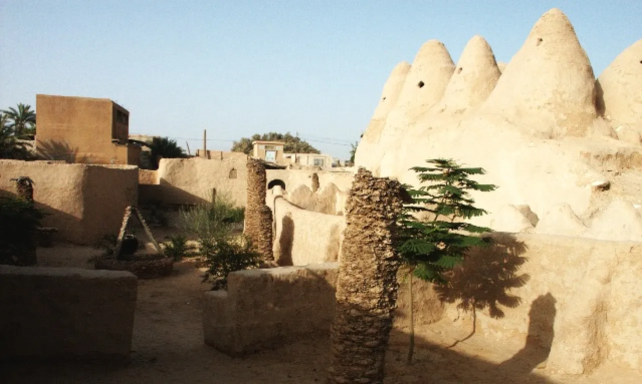 DCF 1.0 A historic mosque in the old town of Awjilah with some conservation led by the local community with support from local authorities and an oil company operating in the area.