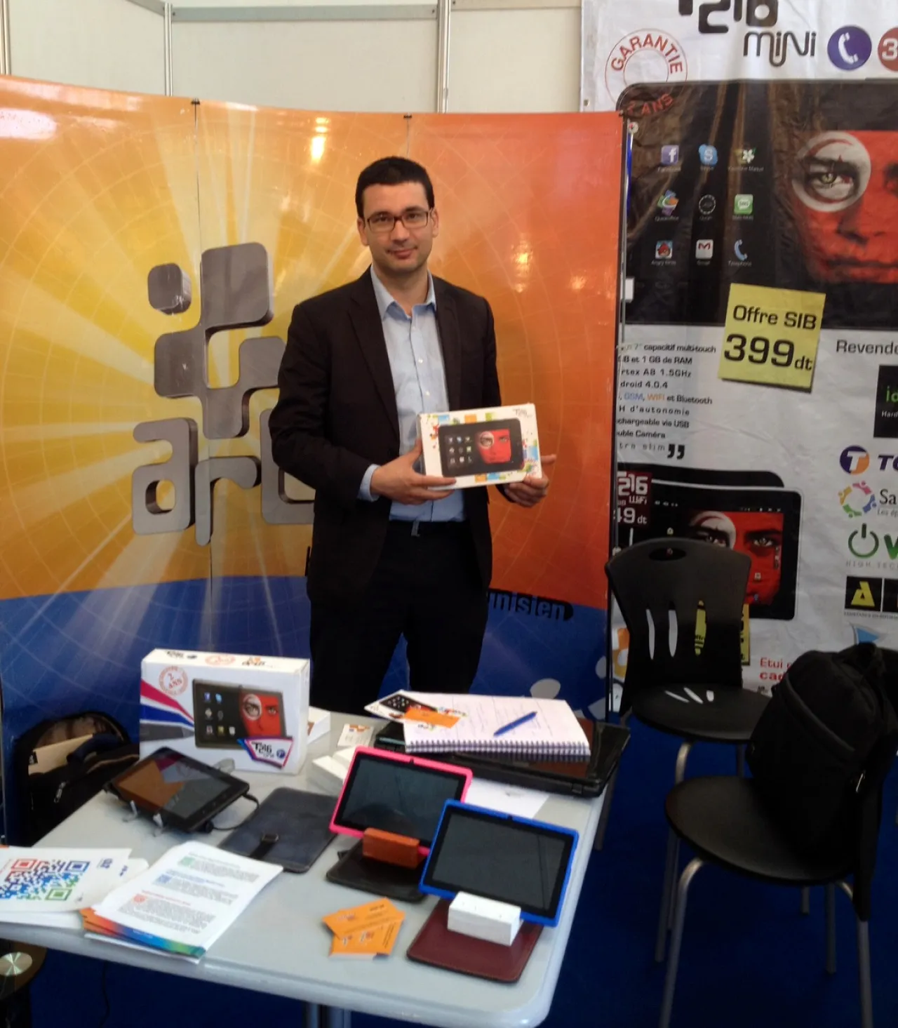 PCtablet_Arts Chiheb Bouattour displaying Arts' PC Tablet, assembled in Tunisia and intended for use by school children. (Photo: Nihal Zaroug)