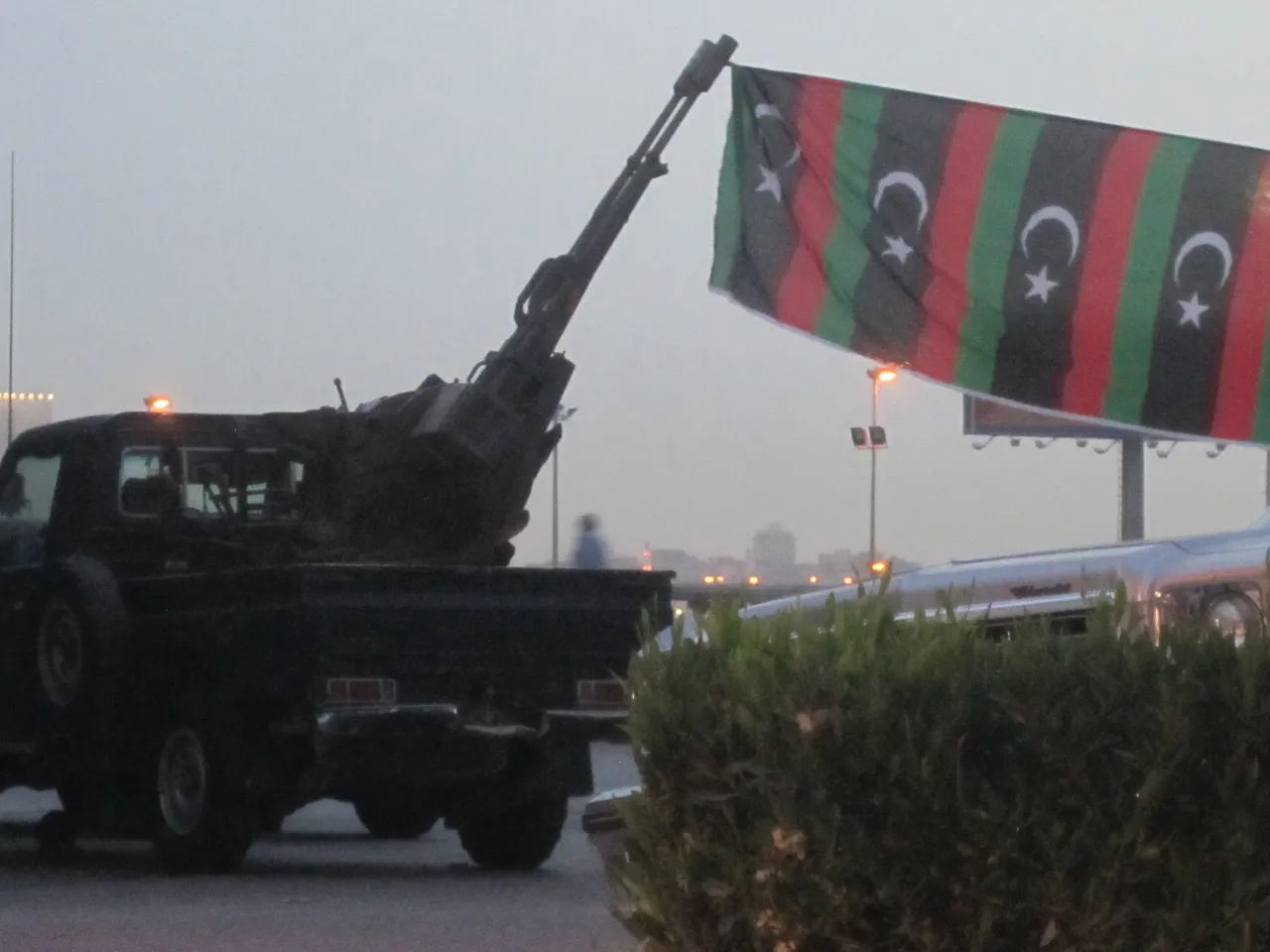 technical The blockade outside the Ministry of Foreign Affairs has been extended, shutting off several roads and causing severe traffic congestion