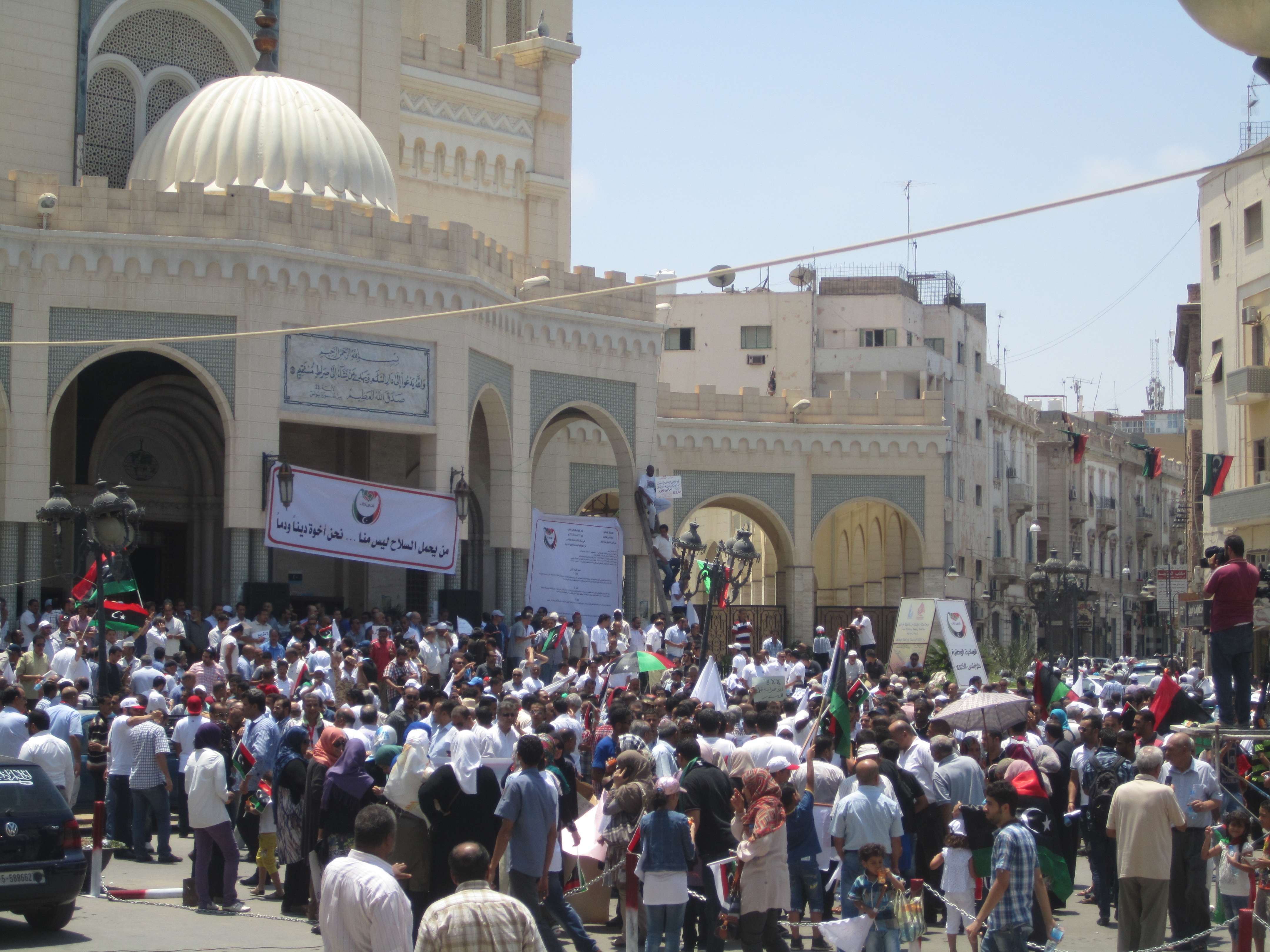 Hundreds gather in Algeria Square - plan to take on the militias