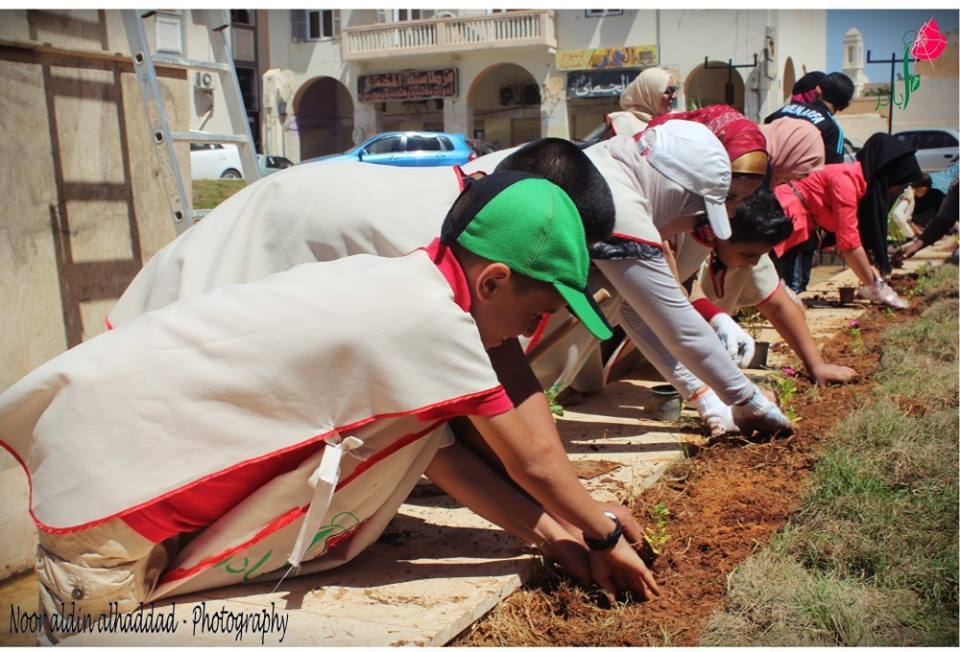 Locals clear car-bomb debris at Benghazi's Foreign Ministry