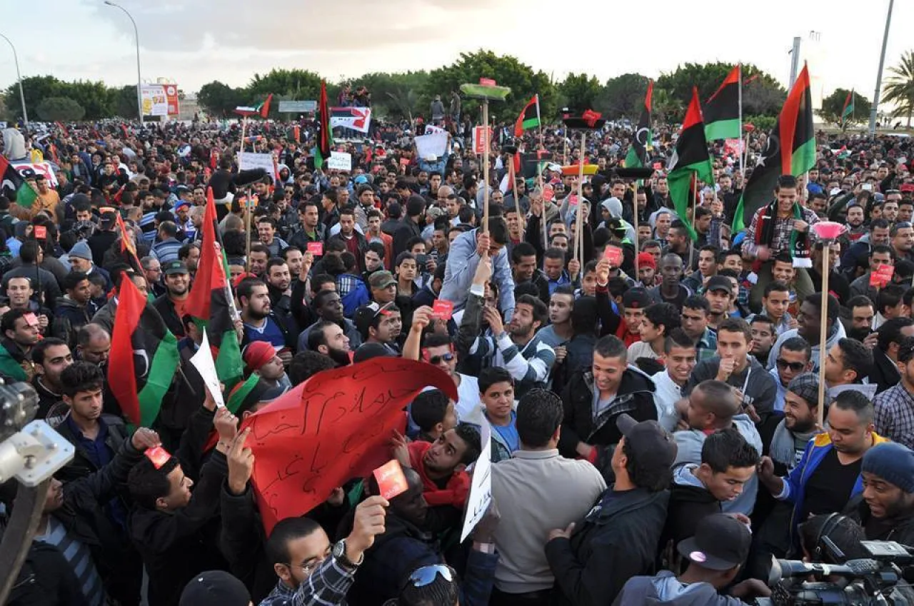 Protesters in front of the Tebesti Hotel (Photo:Noora Ibrahim)
