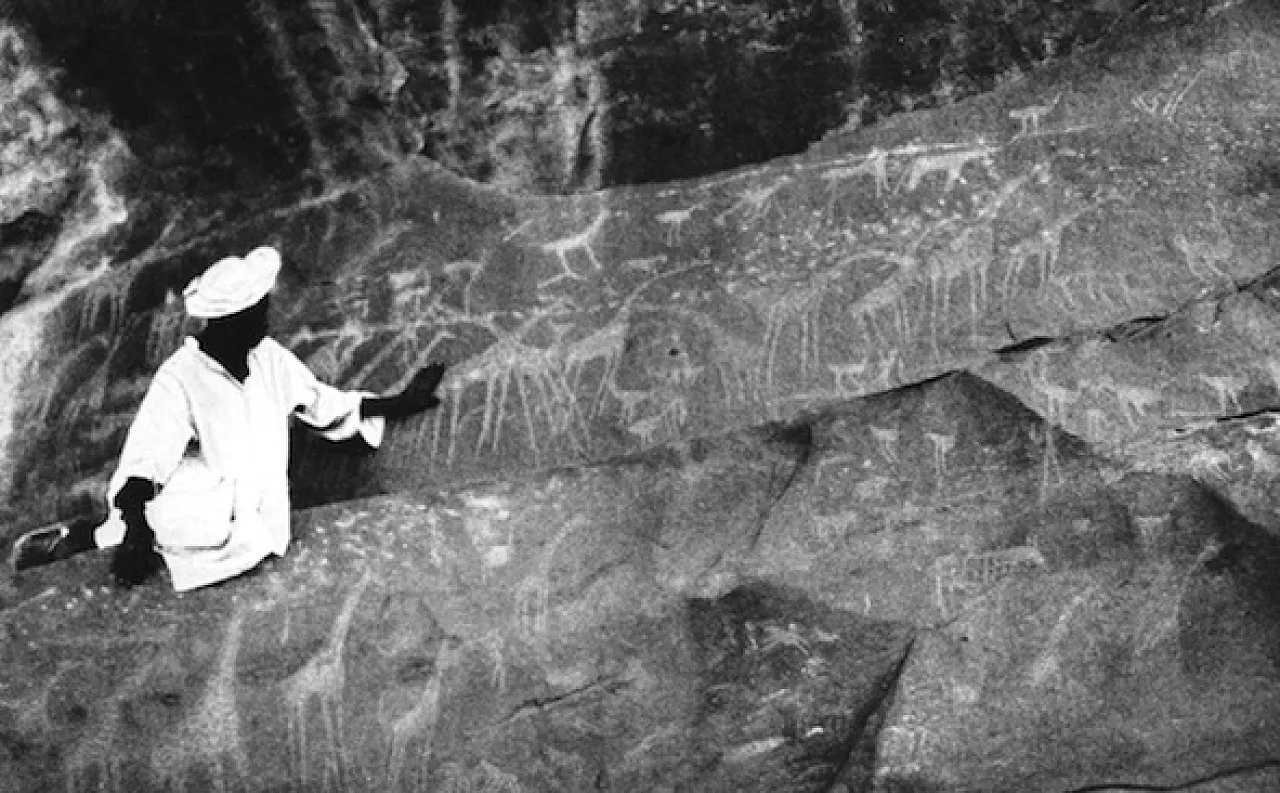 Figure 8: One of the sites that were reported by Hassanein Bey (1924), with engravings of wild animals, including,  giraffes, ostriches and gazelles. According to the archaeologists, who worked in the area, these engravings are older than the paintings, which are more common in the Al-Awaynat area. (Photo: after Saharasafaris.org)