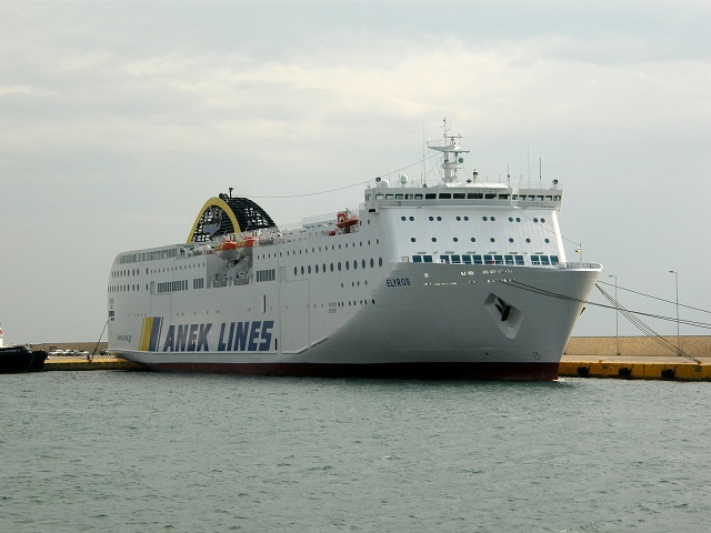 Floating hotel to leave Tobruk