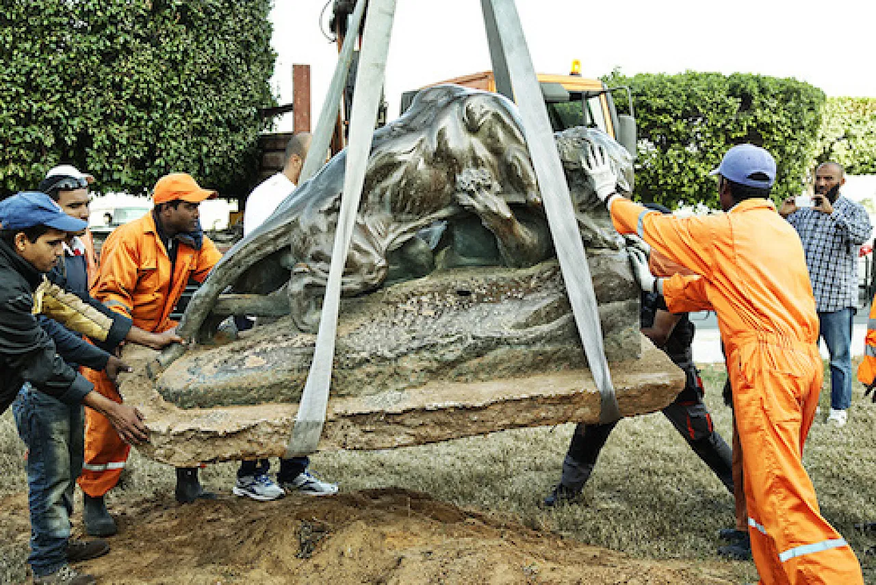 The statue of the fighting lions is craned out of a Zawiyat Dahmani park and taken away for safekeeping (Photo: the Chrome Foundation for Culture)
