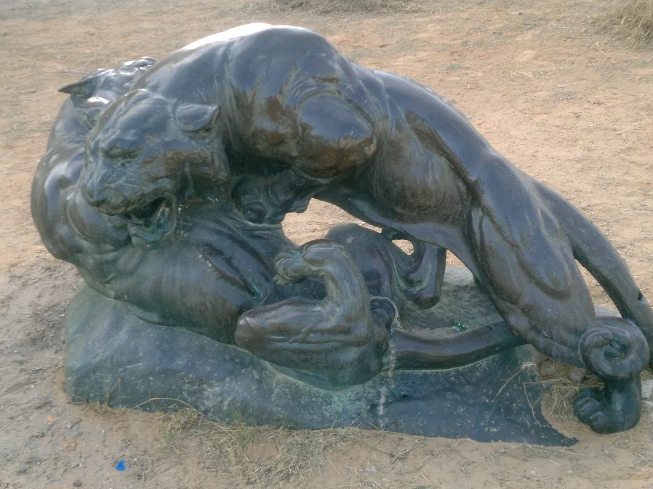 iions fighting statue 4