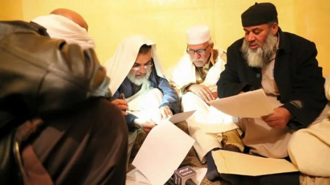 Elders check the Kikla peace deal (Photo: 218 TV)