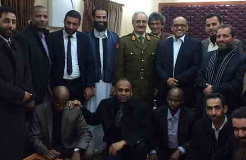 Khalifa Hafter poses with his mayoral guests (Photo: Libyan Army)