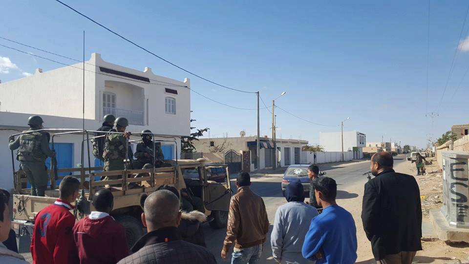 Tunisia closes Libya border following deadly IS attack on military barracks in border town