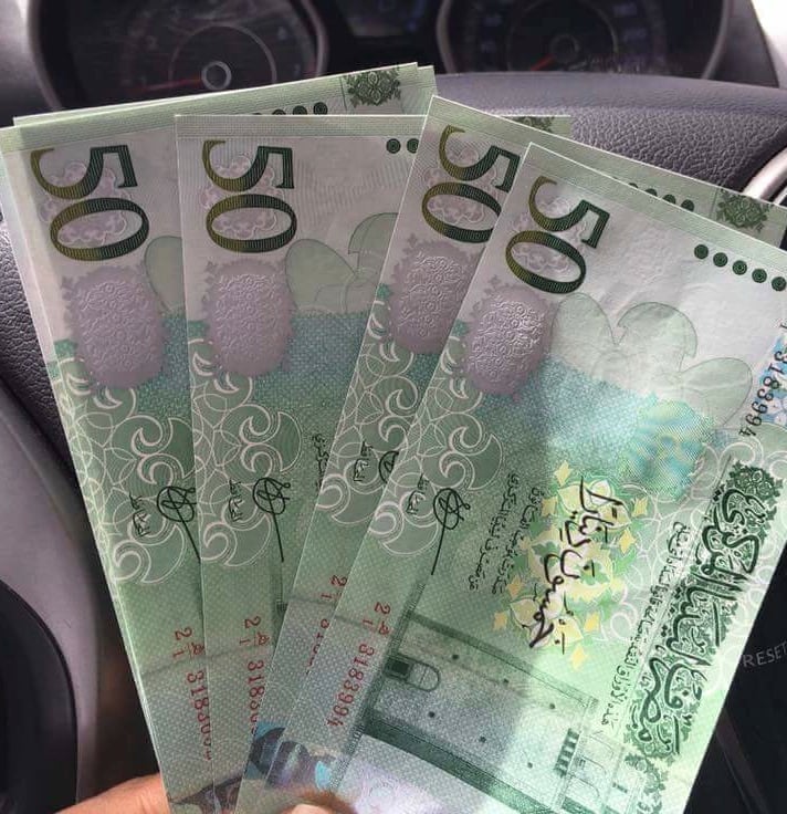 A Benghazino showed off the then new Russian printed dinars he had withdrawn in 2016 (Photo: Mutaz Gedalla, Benghazi)