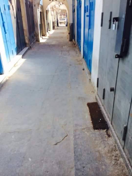 Armed men shut down black market dealers as dinar plummets