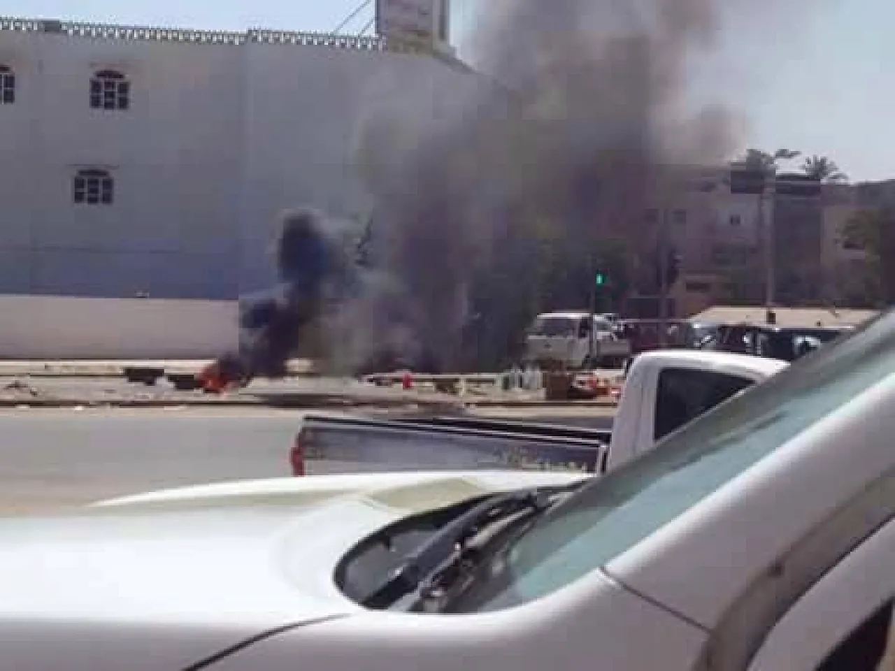 Protestors against power cuts blocking Tripoli Corniche with burning tyres (Photo: Social media) 