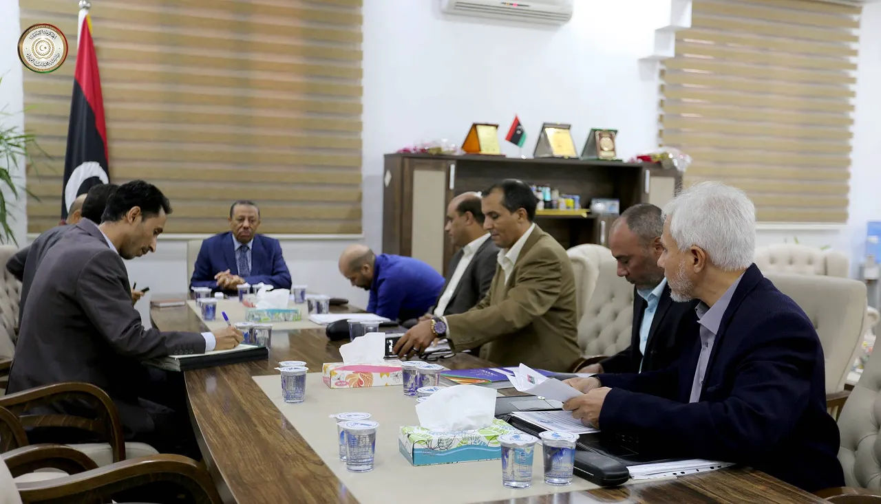 Tobruk water chiefs tell Albullah Thinni their woes last November (Photo: Interim government)