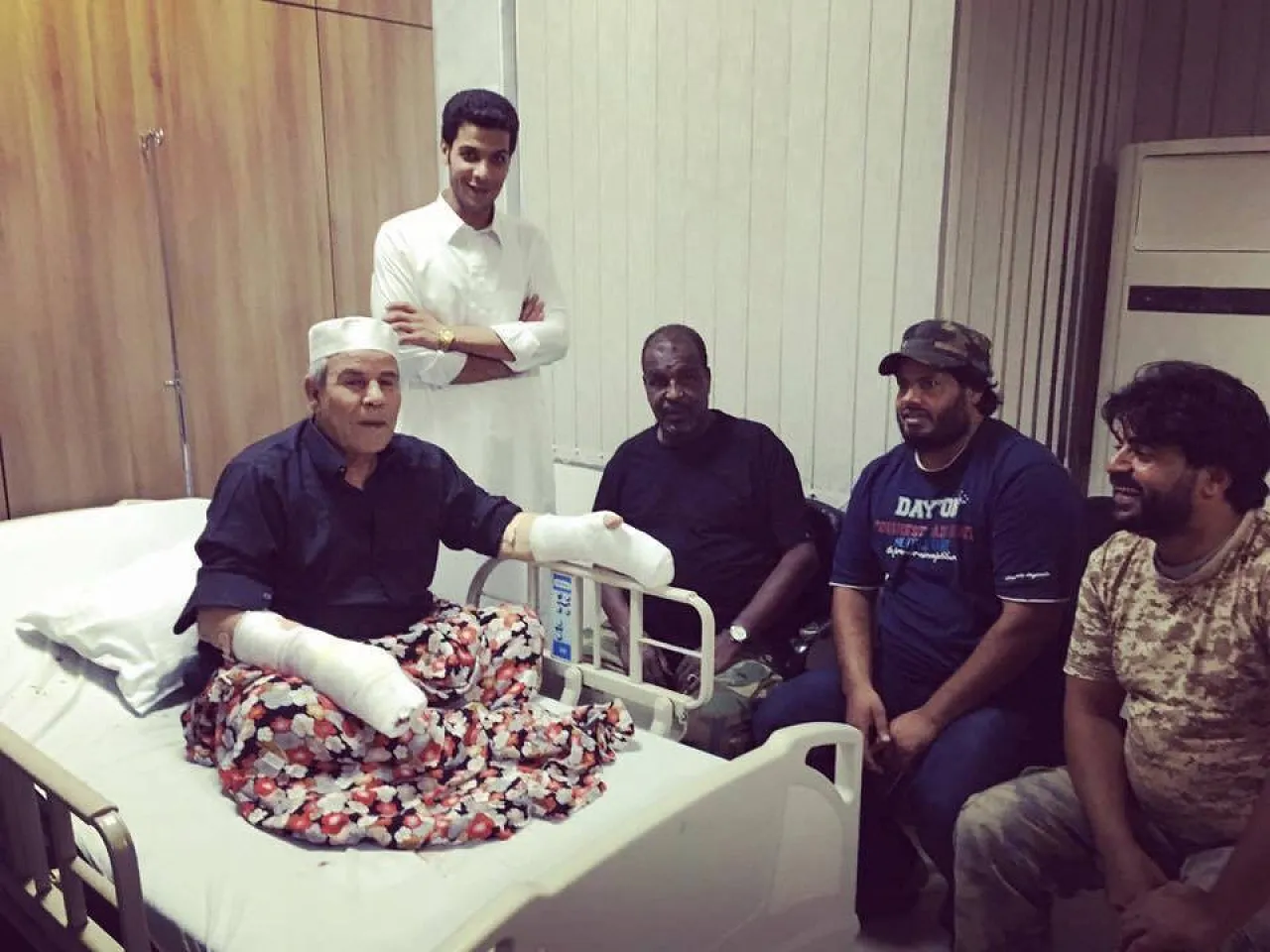 Atewish visited in hospital by his sone and Saiq commander Wanid Bukhamada (Photo: Social media)