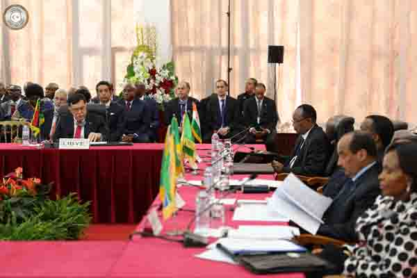Serraj calls for lifting of arms embargo at AU mini-summit on Libya