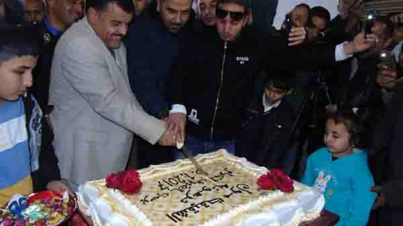 A big cake to celebrate the opening of a big mall (Photo: social media)