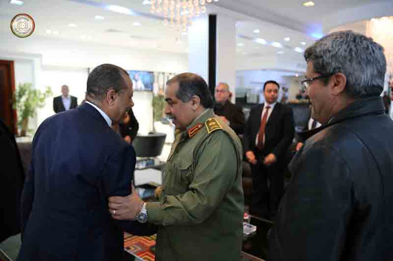 Thinni with Maj.-Gen. Al-Nazhouri (Photo: Interim government)