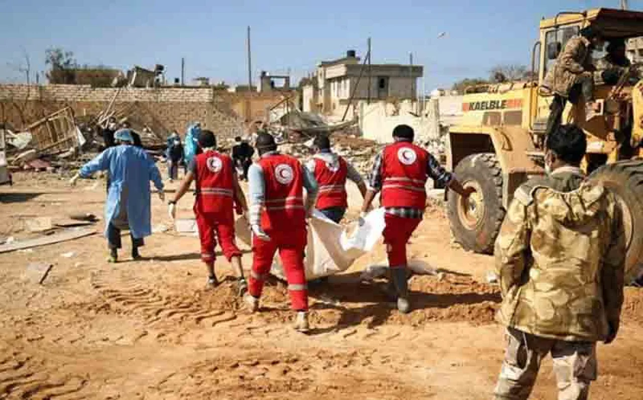Red Crescent workers removing corpses in Ganfouda (Photo: social media)