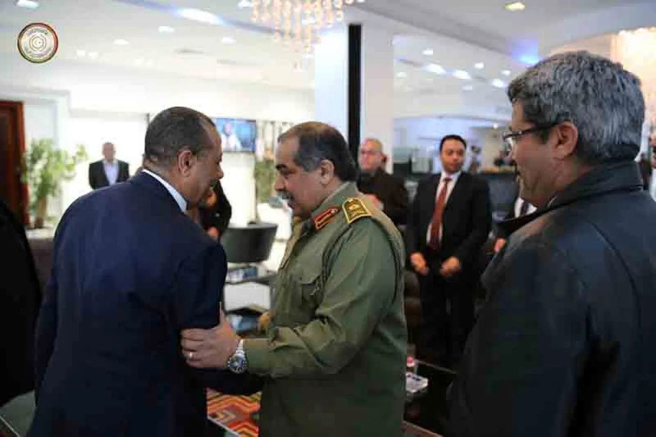 Thinni with Maj.-Gen. Al-Nazhouri (Photo: Interim government)