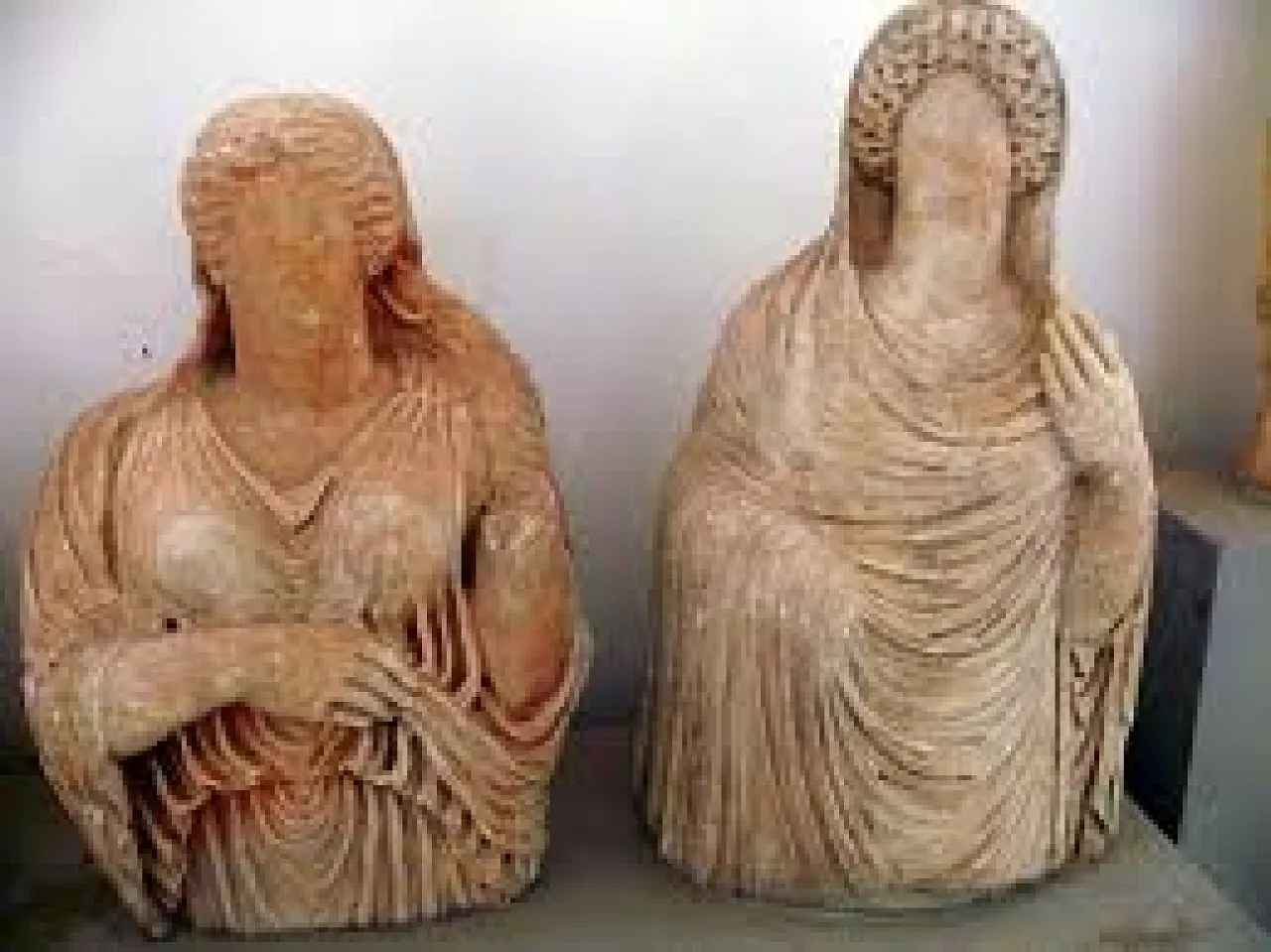 Facless goddesses from Cyrene 
