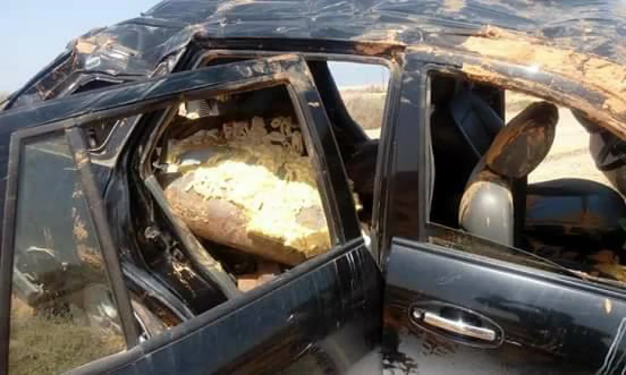 The damaged car bomb near Nofliyah (Photo: social media) 