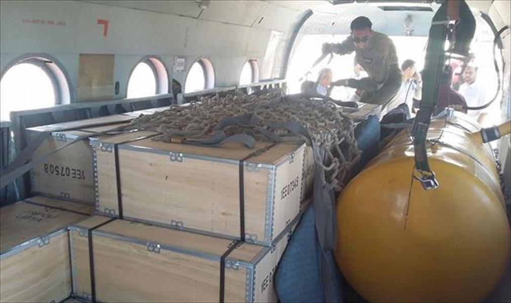 The crates of cash are unloaded from the back of he aircraft (Photo: Khoms council)