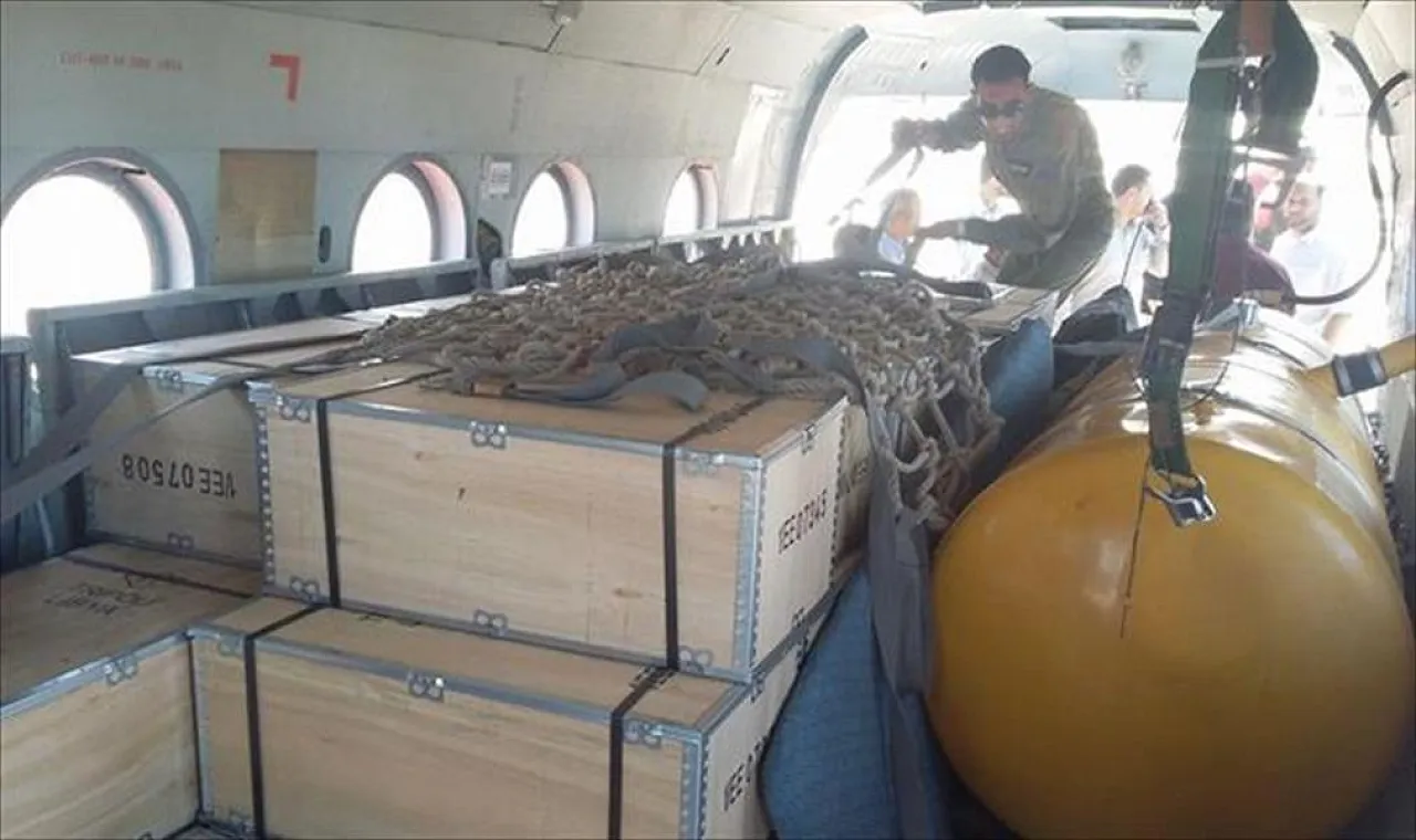The crates of cash are unloaded from the back of he aircraft (Photo: Khoms council)