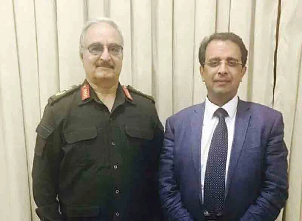 Khalifa Hafter wth Benghazi uni head (Photo: LANA)