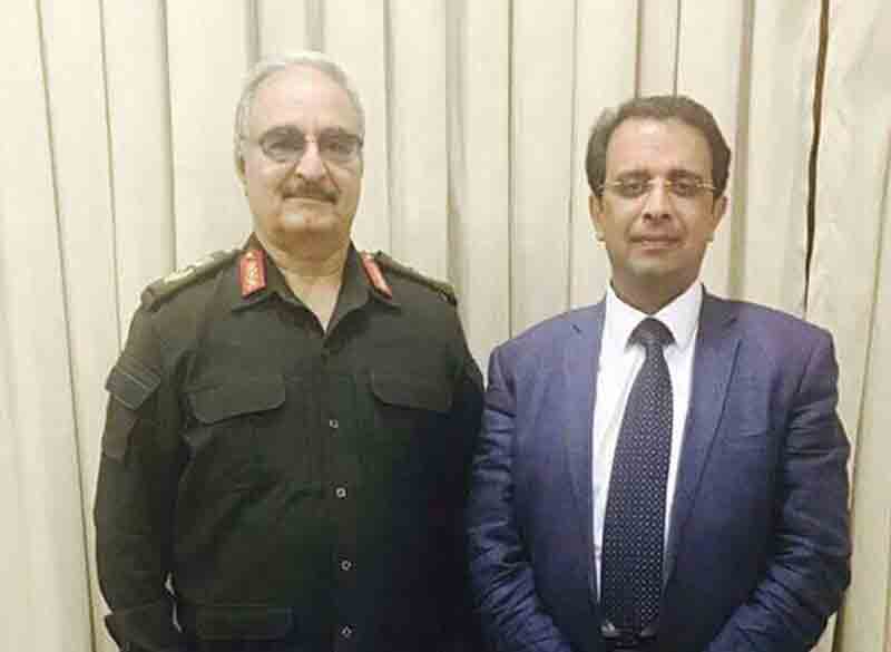 Khalifa Hafter wth Benghazi uni head (Photo: LANA)