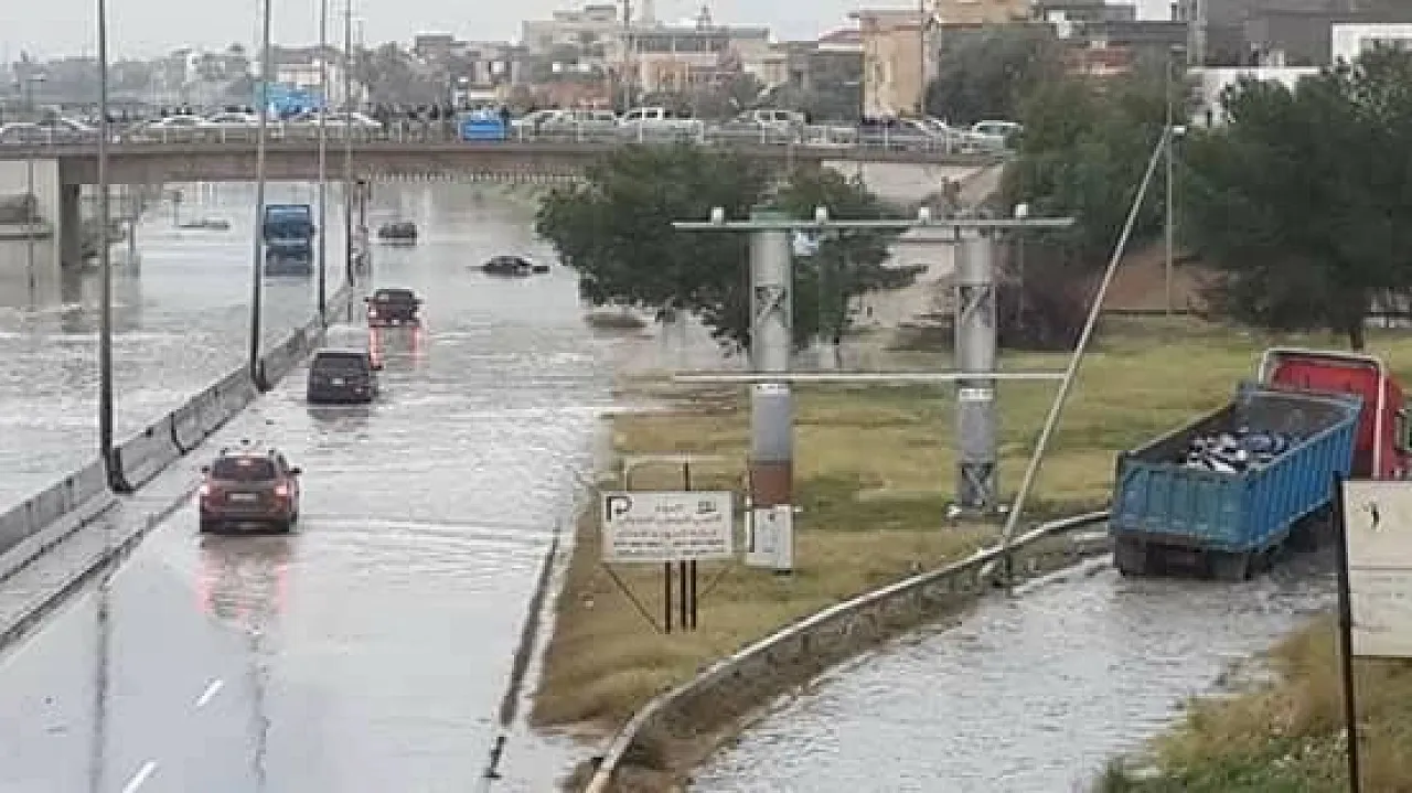 Flooded roads in Tripoli ( 