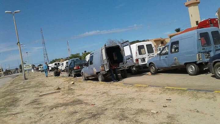 Tunisian cars adapted with extra large fuel tanks for smuggling queue on the Libyan-side of the Libyan-Tunisian border awaiting processing (Photo: Fuel and Gas Crisis Committee).