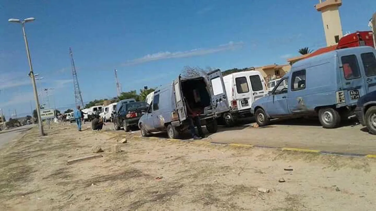 Tunisian cars adapted with extra large fuel tanks for smuggling queue on the Libyan-side of the Libyan-Tunisian border awaiting processing (Photo: Fuel and Gas Crisis Committee).