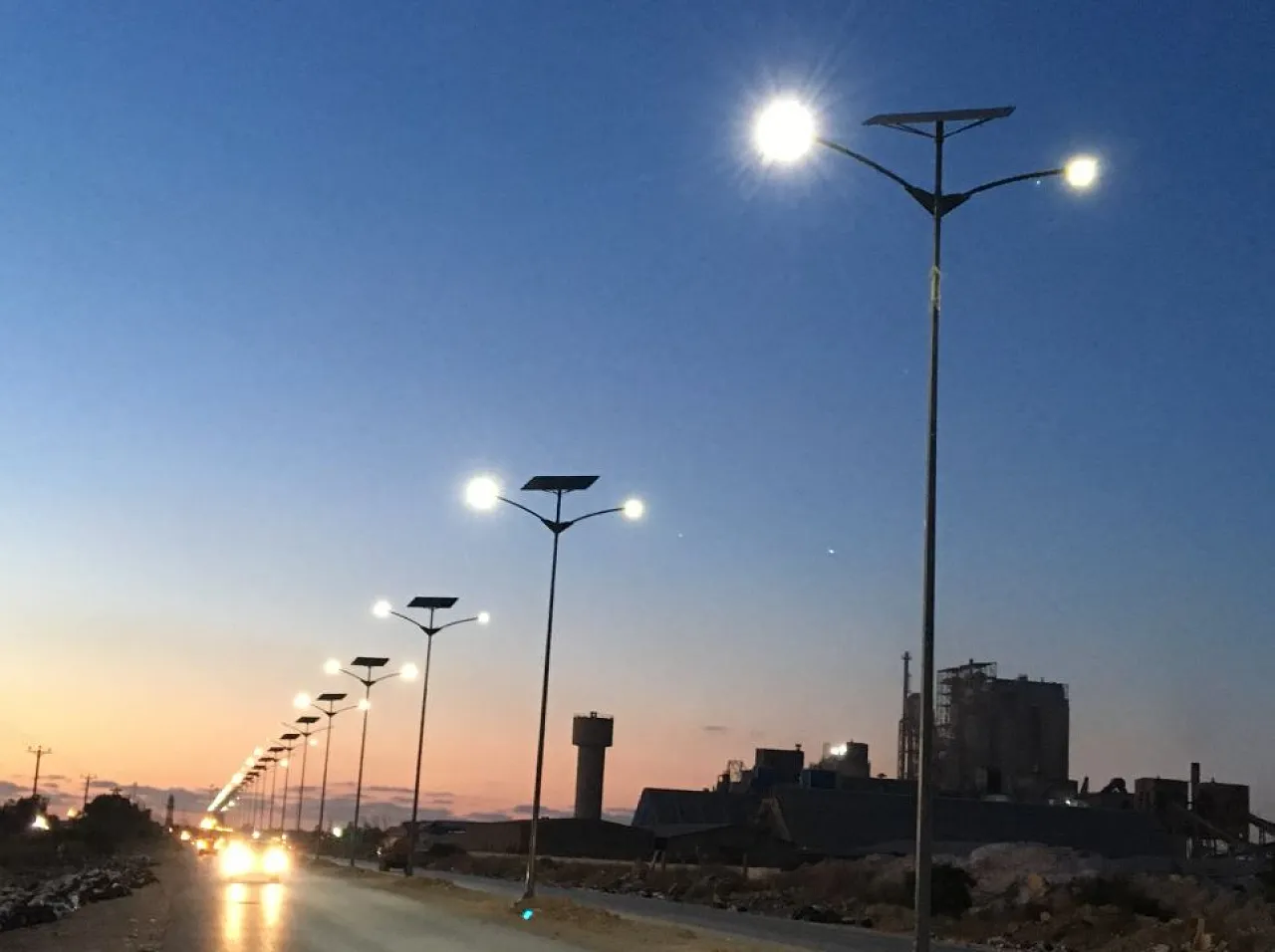 A Benghazi road with solar lighting implemented by the UNDP (Photo: UNDP Libya).