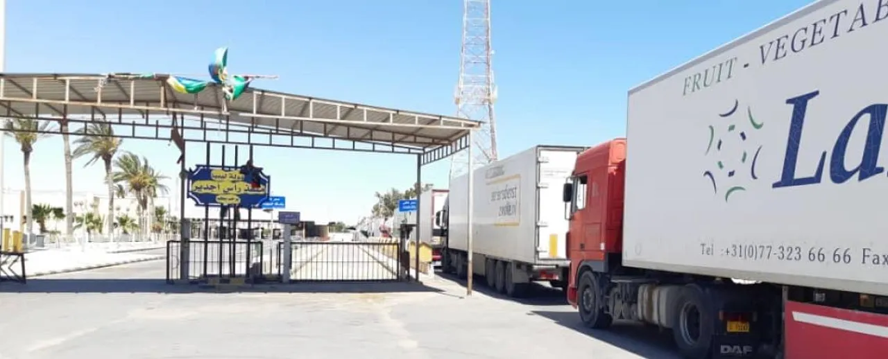 Unemployed southern Tunisians continue to blockade the road to the main Libyan land border crossing demanding it be opened to passenger traffic and trade, rather than just the the current truck-laden trade (Photo: LANA).