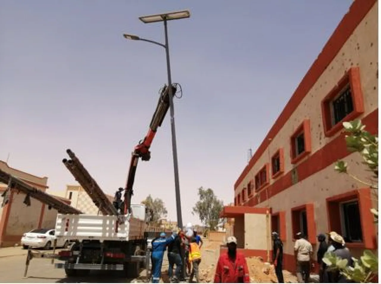 Workers setting up a solar light pole in one of the streets of Ubari in September this year (Photo: UNDP Libya/ Moulay Boukayrat).