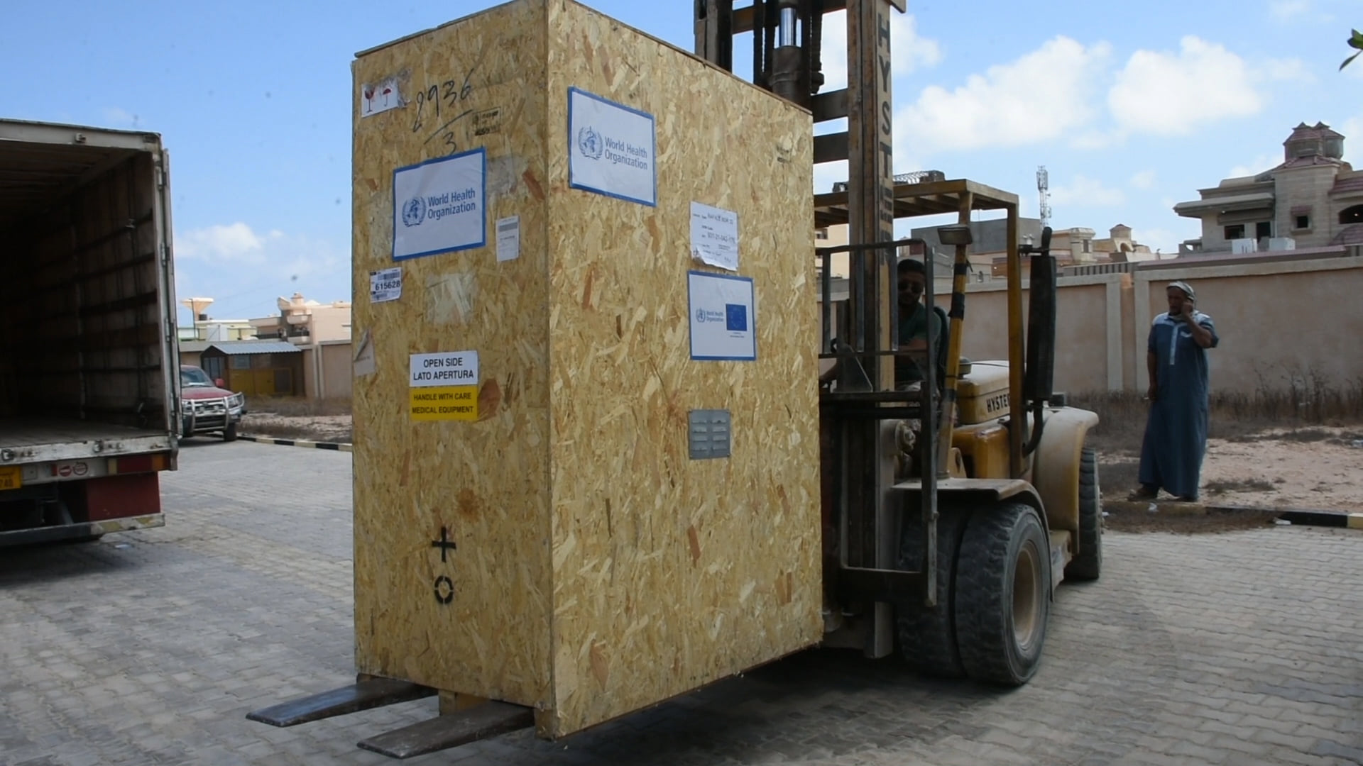 WHO and the EU deliver portable X-ray machine to Tobruk