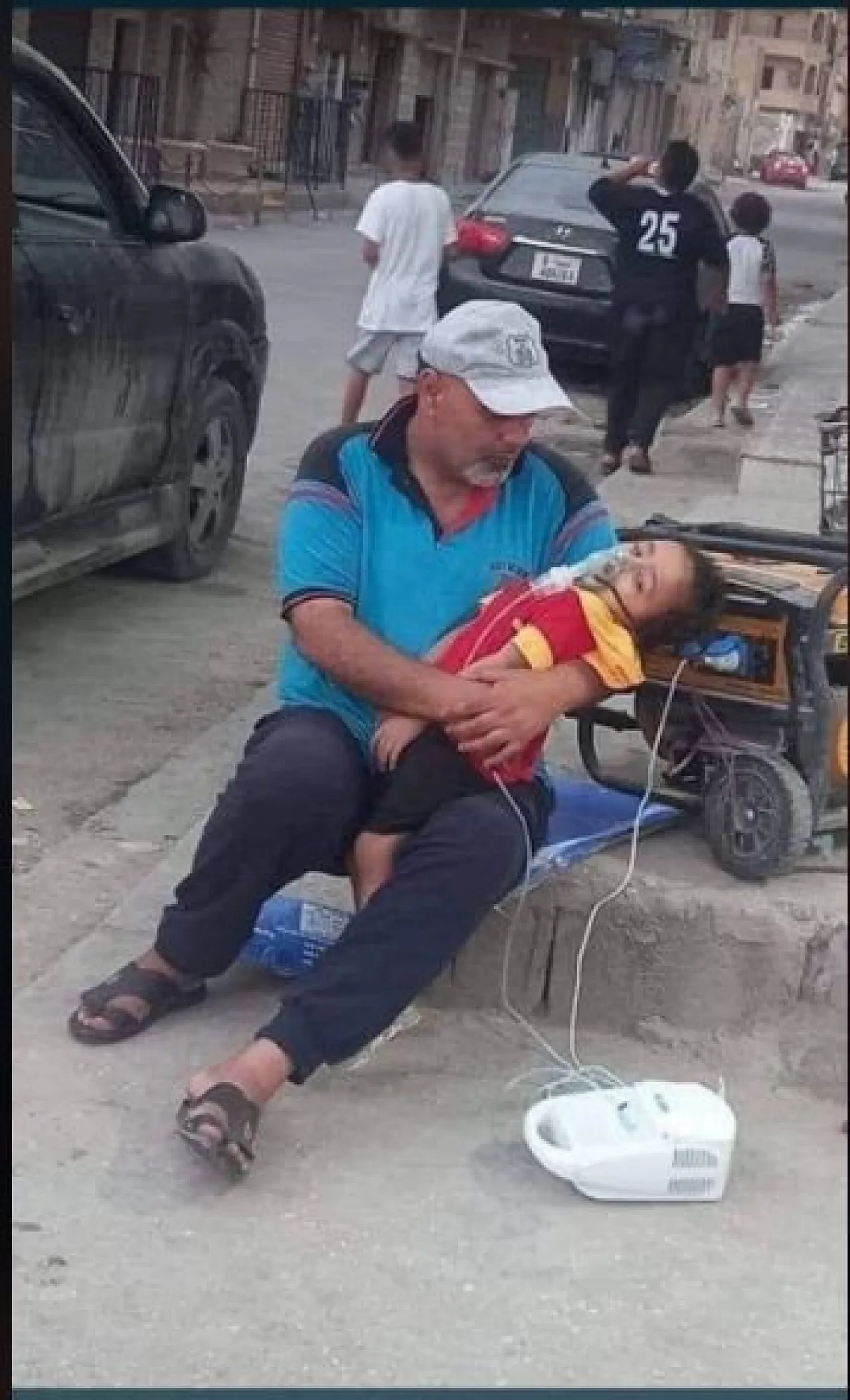 The original photo widely circulating on Libyan social media with a father plugging his child's breathing machine to a street curb generator (Photo: Social media).